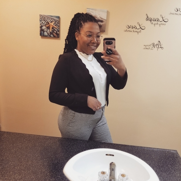 Meet your Posher, Emily - Picture 2 of 2